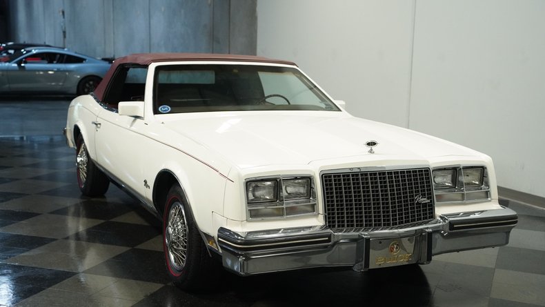 Buick-Riviera-1983-White-Burgundy-13