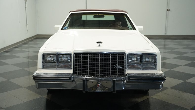 Buick-Riviera-1983-White-Burgundy-14