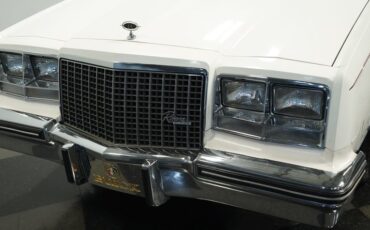 Buick-Riviera-1983-White-Burgundy-17