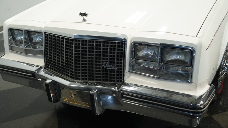 Buick-Riviera-1983-White-Burgundy-17