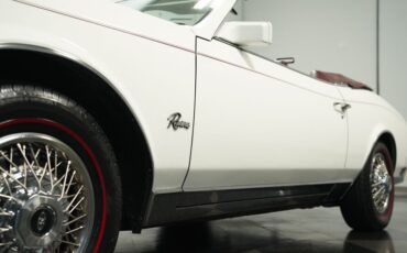 Buick-Riviera-1983-White-Burgundy-18