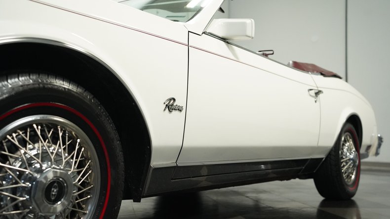 Buick-Riviera-1983-White-Burgundy-18
