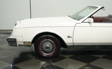 Buick-Riviera-1983-White-Burgundy-19