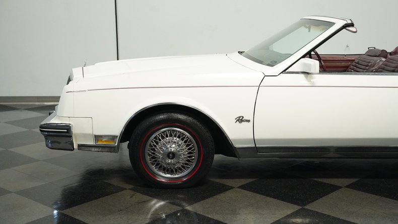 Buick-Riviera-1983-White-Burgundy-19