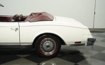 Buick-Riviera-1983-White-Burgundy-20