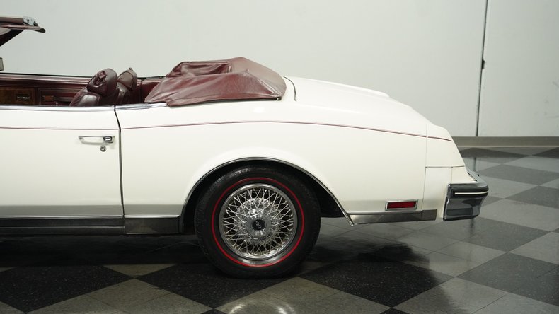 Buick-Riviera-1983-White-Burgundy-20