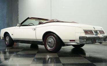 Buick-Riviera-1983-White-Burgundy-21