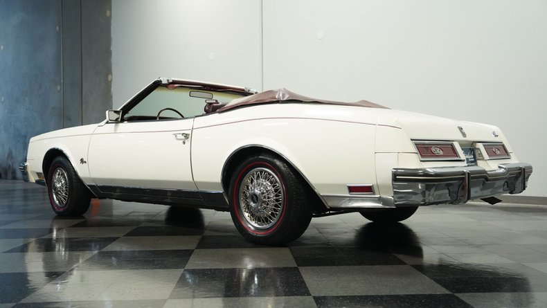 Buick-Riviera-1983-White-Burgundy-21