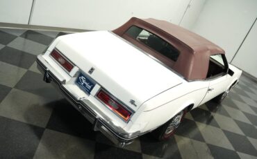 Buick-Riviera-1983-White-Burgundy-22