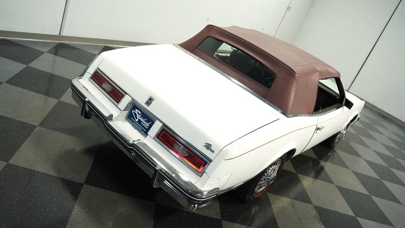 Buick-Riviera-1983-White-Burgundy-22