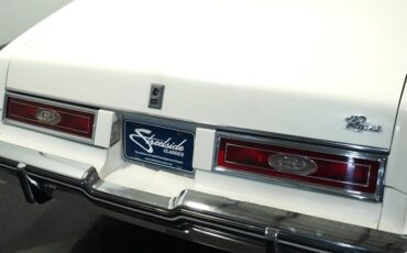 Buick-Riviera-1983-White-Burgundy-23