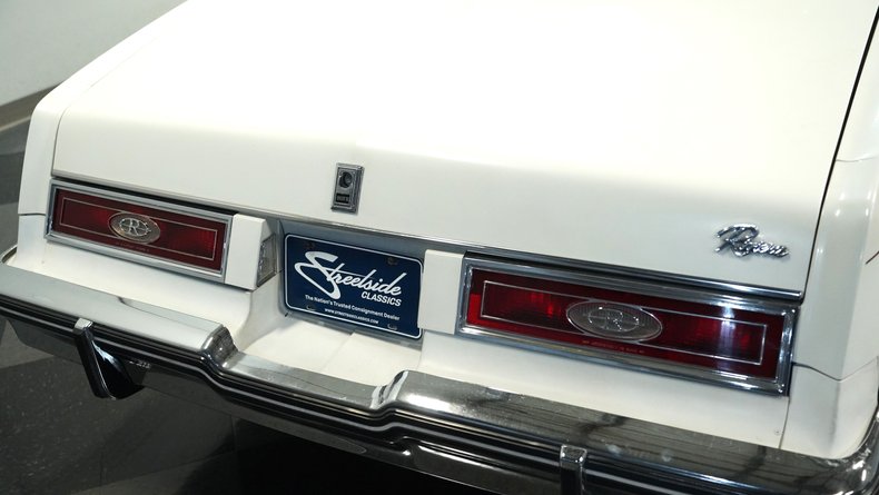 Buick-Riviera-1983-White-Burgundy-23