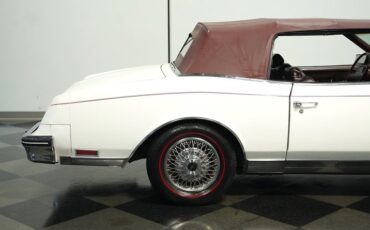Buick-Riviera-1983-White-Burgundy-25