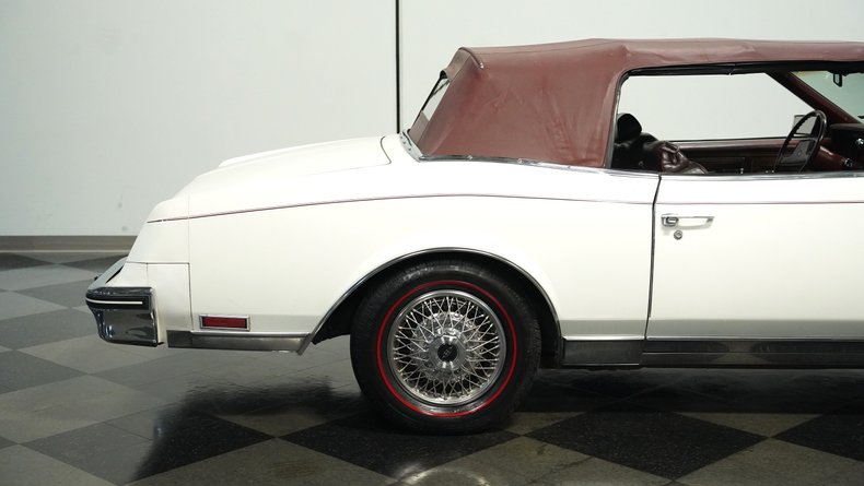 Buick-Riviera-1983-White-Burgundy-25