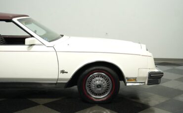 Buick-Riviera-1983-White-Burgundy-26