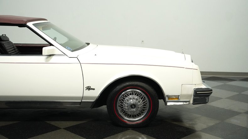 Buick-Riviera-1983-White-Burgundy-26