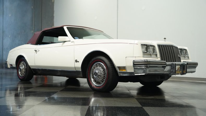 Buick-Riviera-1983-White-Burgundy-27