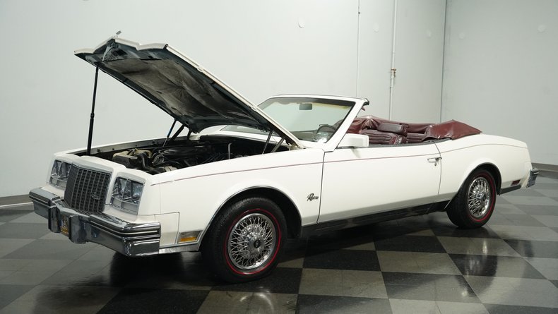 Buick-Riviera-1983-White-Burgundy-28