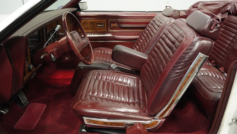 Buick-Riviera-1983-White-Burgundy-3