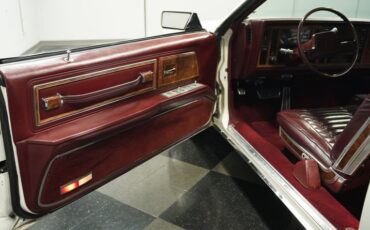 Buick-Riviera-1983-White-Burgundy-31