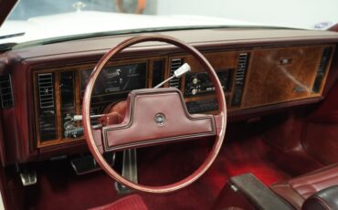 Buick-Riviera-1983-White-Burgundy-32