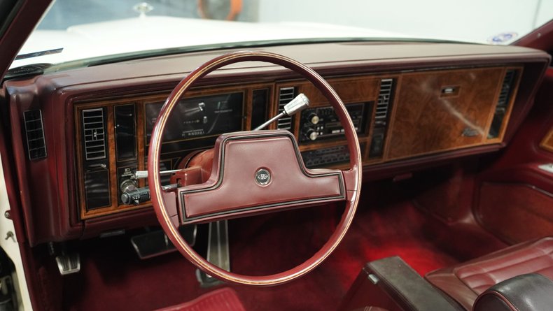 Buick-Riviera-1983-White-Burgundy-32