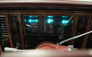 Buick-Riviera-1983-White-Burgundy-33