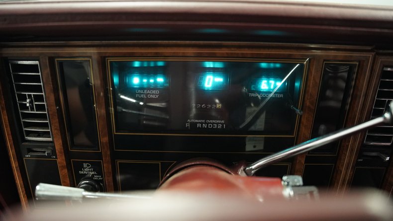 Buick-Riviera-1983-White-Burgundy-33