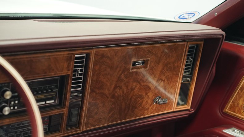 Buick-Riviera-1983-White-Burgundy-35