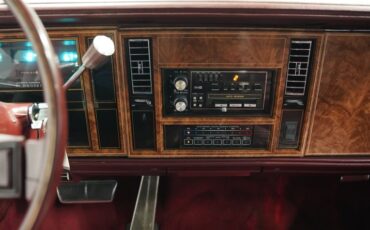 Buick-Riviera-1983-White-Burgundy-37