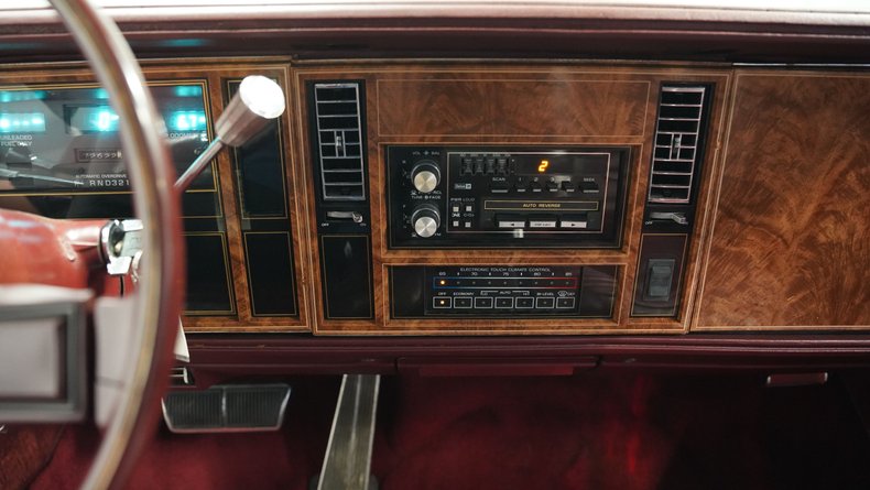 Buick-Riviera-1983-White-Burgundy-37