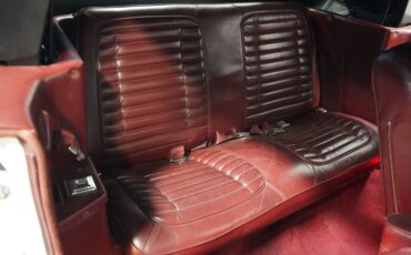 Buick-Riviera-1983-White-Burgundy-38