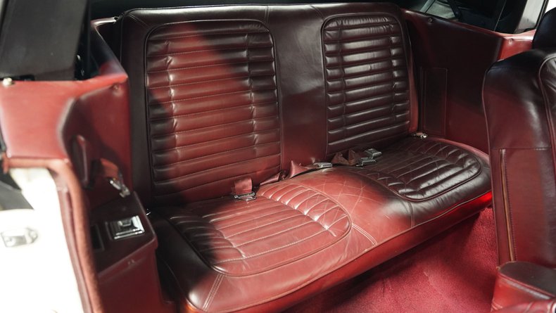 Buick-Riviera-1983-White-Burgundy-38