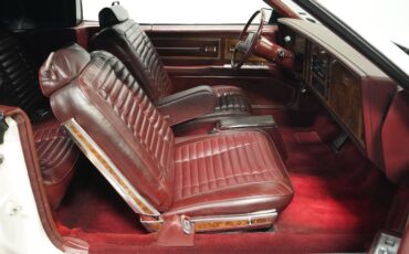 Buick-Riviera-1983-White-Burgundy-39