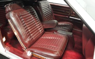 Buick-Riviera-1983-White-Burgundy-40