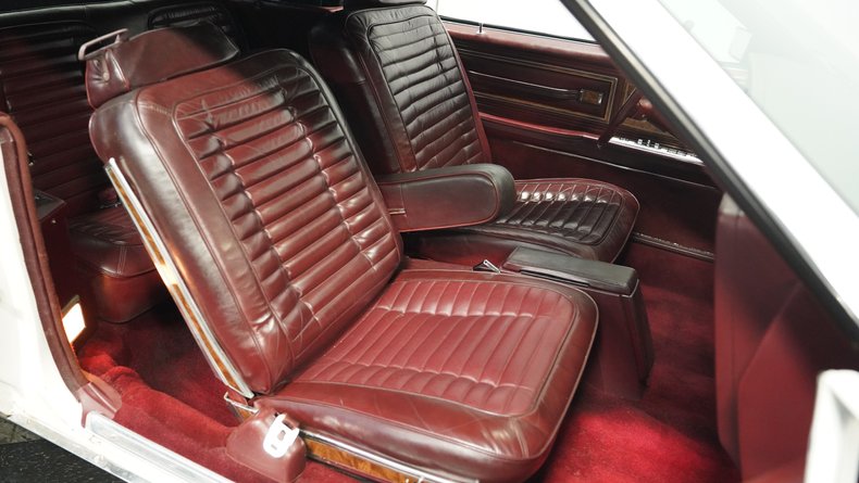 Buick-Riviera-1983-White-Burgundy-40