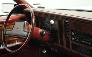 Buick-Riviera-1983-White-Burgundy-41
