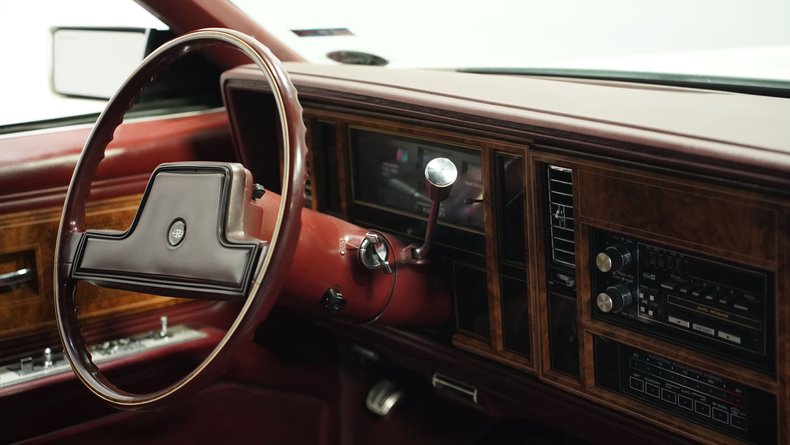 Buick-Riviera-1983-White-Burgundy-41
