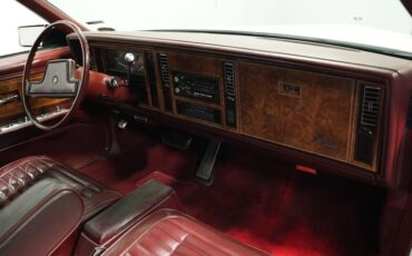 Buick-Riviera-1983-White-Burgundy-42