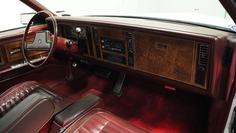 Buick-Riviera-1983-White-Burgundy-42