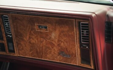 Buick-Riviera-1983-White-Burgundy-43