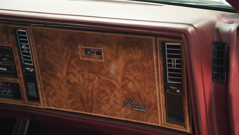 Buick-Riviera-1983-White-Burgundy-43