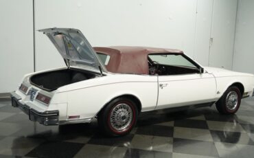 Buick-Riviera-1983-White-Burgundy-48