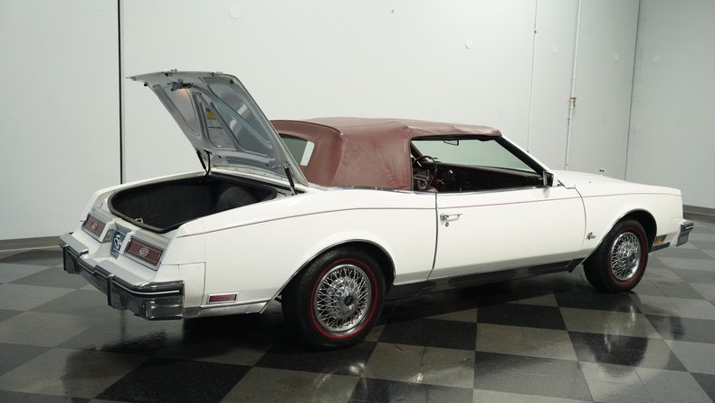 Buick-Riviera-1983-White-Burgundy-48