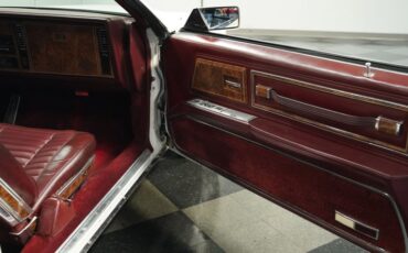 Buick-Riviera-1983-White-Burgundy-49