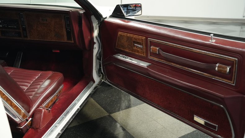 Buick-Riviera-1983-White-Burgundy-49