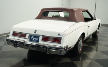 Buick-Riviera-1983-White-Burgundy-8