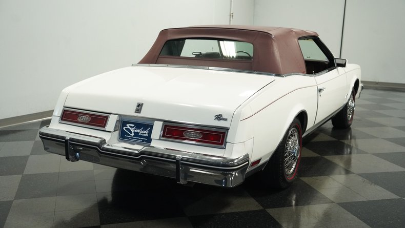 Buick-Riviera-1983-White-Burgundy-8