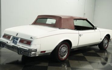 Buick-Riviera-1983-White-Burgundy-9