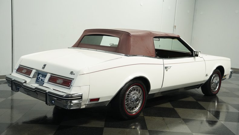 Buick-Riviera-1983-White-Burgundy-9